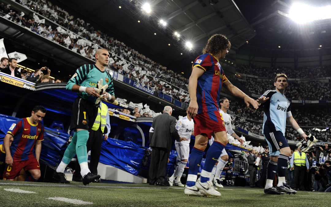 Puyol y Casillas se saludan antes de comenzar un Clásico en 2011. Puyol y Casillas se saludan antes de comenzar un Clásico en 2011.