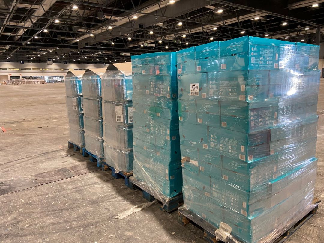 Diez palés de agua embotellada donada por Auara al hospital establecido en Ifema (Madrid) Diez palés de agua embotellada donada por Auara al hospital establecido en Ifema (Madrid)