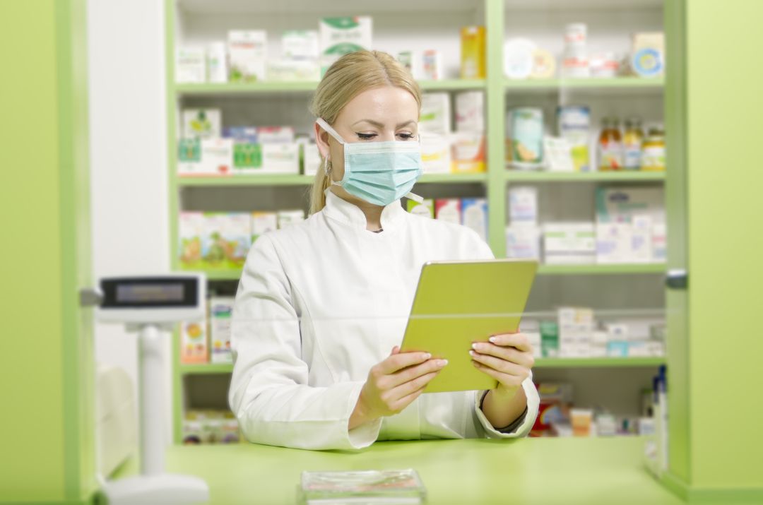 Una farmacéutica consulta el pedido Una farmacéutica consulta el pedido