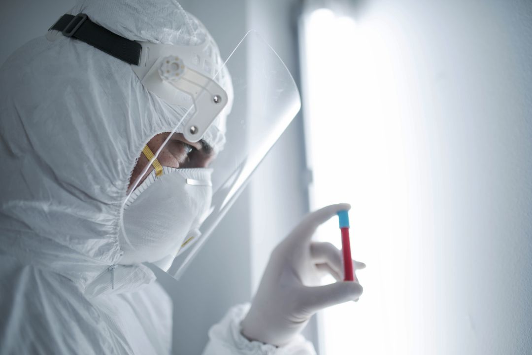 Un científico analiza una muestra de coronavirus Un científico analiza una muestra de coronavirus