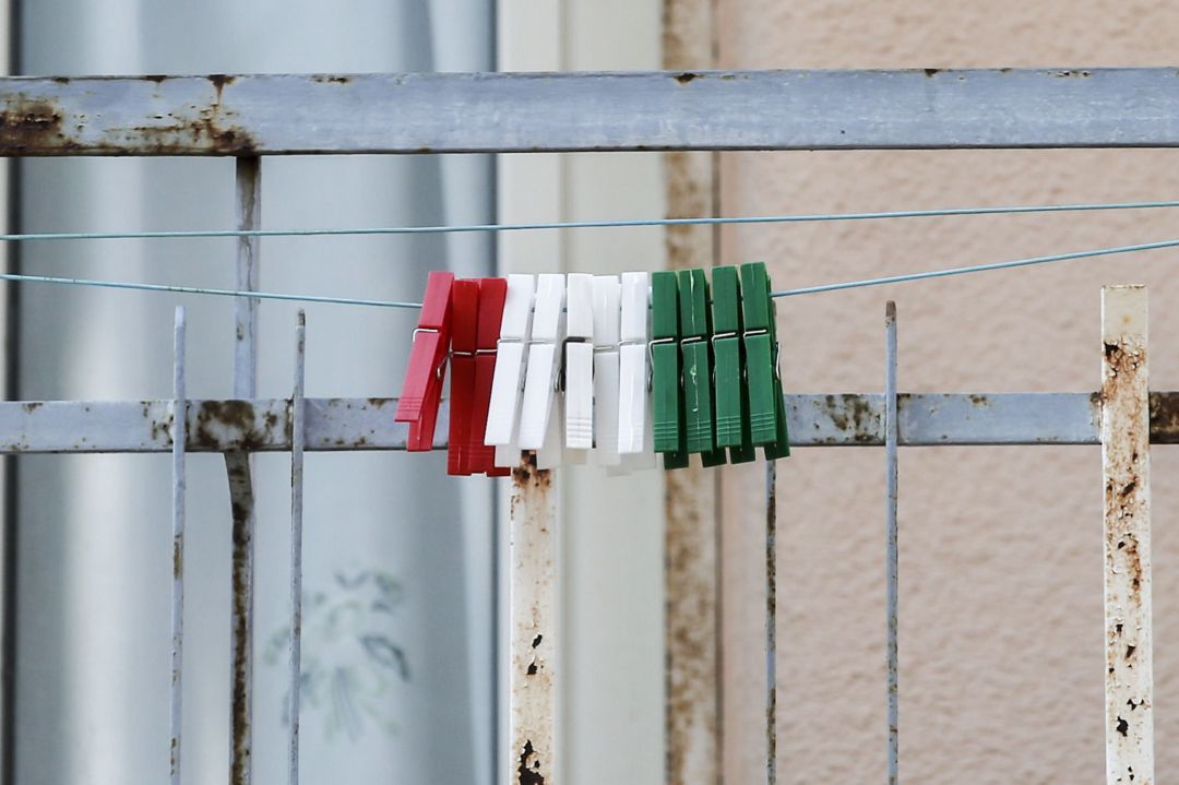 Pinzas con los colores de la bandera italiana en un balcón de Roma Pinzas con los colores de la bandera italiana en un balcón de Roma