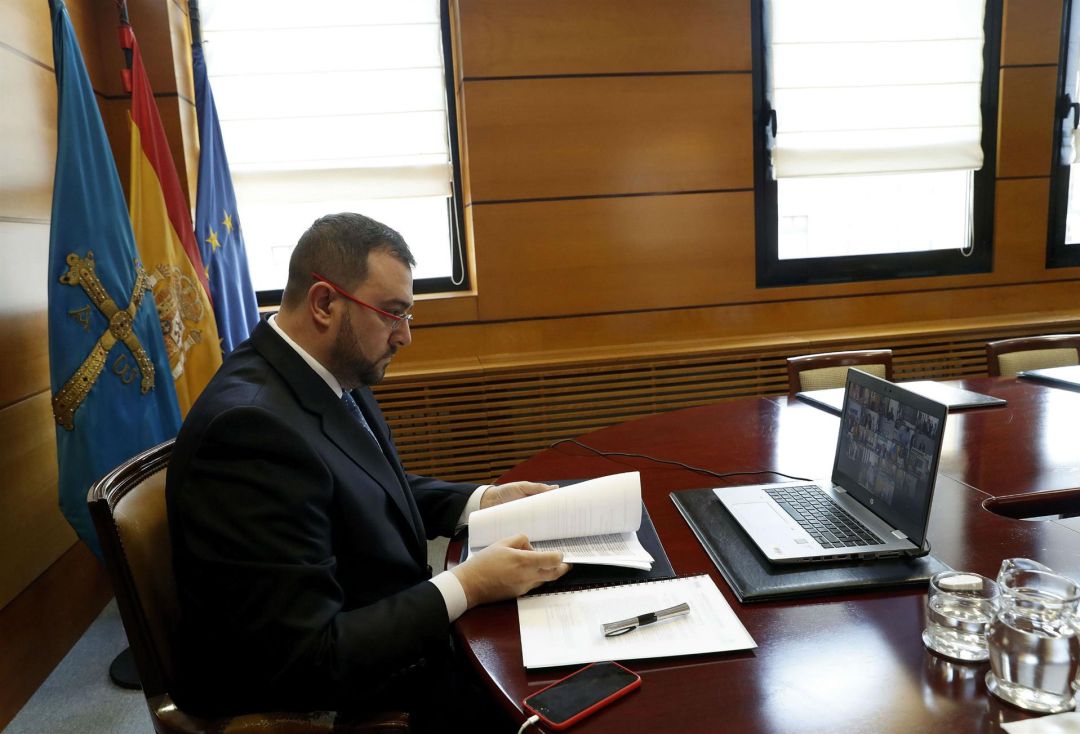 Barbón ha pedido en sus redes sociales que se denuncie a quienes acudan a sus residencias de vacaciones durante la Semana Santa. Barbón ha pedido en sus redes sociales que se denuncie a quienes acudan a sus residencias de vacaciones durante la Semana Santa.
