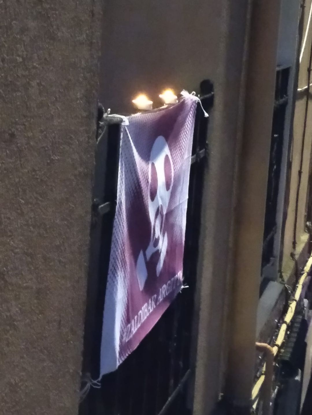 Una cacerolada y velas encendidas en memoria de Joaquín y Alberto
Una cacerolada y velas encendidas en memoria de Joaquín y Alberto