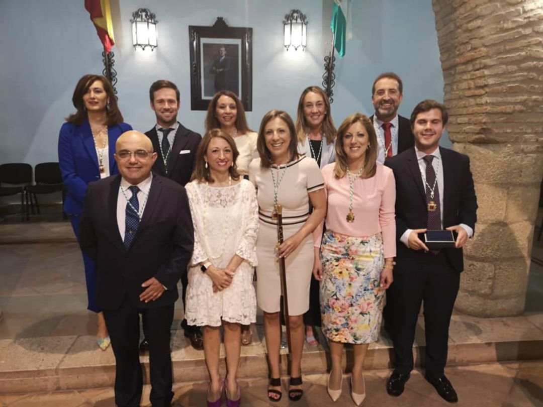 Miembros del Grupo Municipal Popular junto a la secretaria general del PP de Málaga, Patricia Navarro, durante sesión de investidura de Fernández Miembros del Grupo Municipal Popular junto a la secretaria general del PP de Málaga, Patricia Navarro, durante sesión de investidura de Fernández