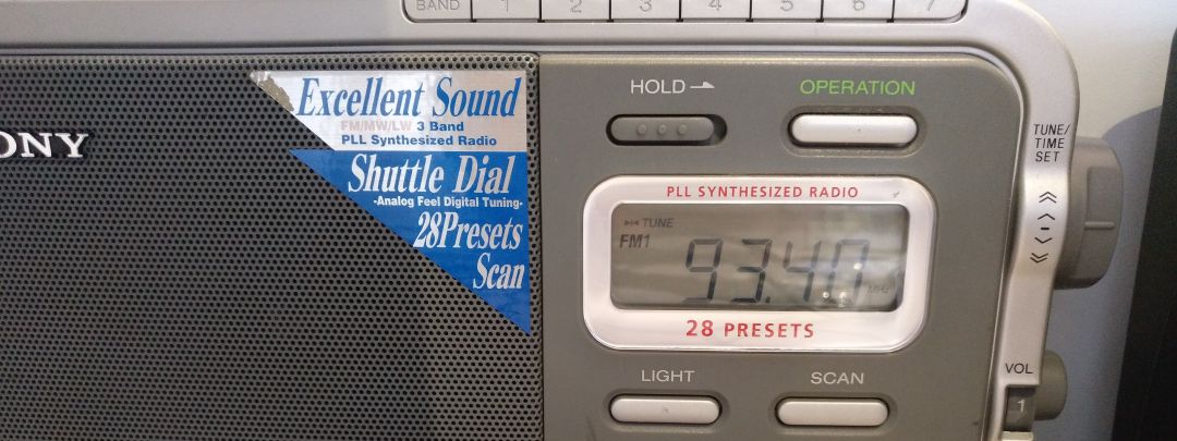 Un aparato de radio Un aparato de radio