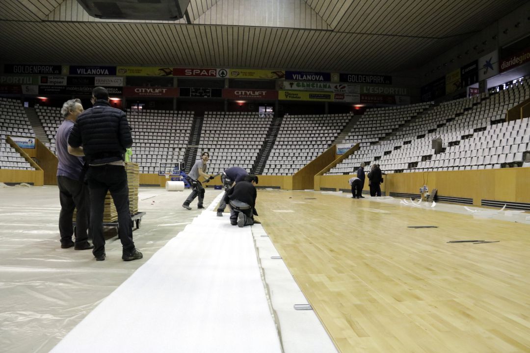 El pavelló de Fontajau, durant la instal·lació del nou parquet després del Glòria. El pavelló de Fontajau, durant la instal·lació del nou parquet després del Glòria.