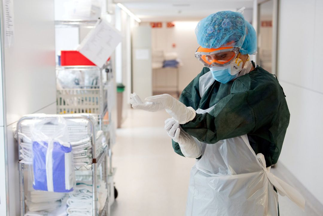 Una professional sanitària es prepara per atendre un pacient amb covid-19 Una professional sanitària es prepara per atendre un pacient amb covid-19