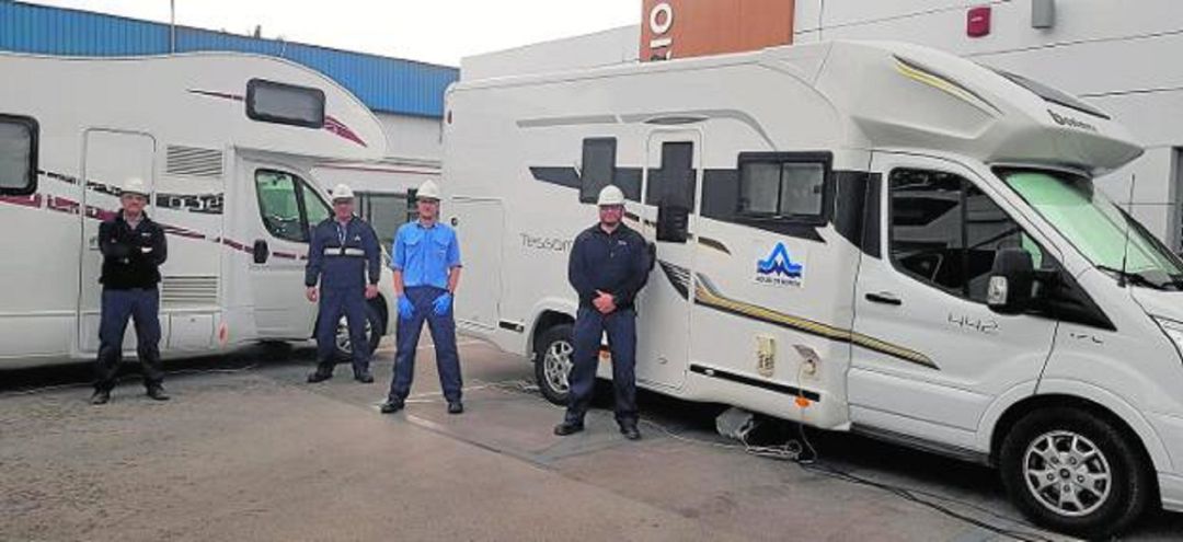Trabajadores de la planta potabilizadora de La Contraparada (Murcia) durante el primer turno especial de confinamiento de 24 horas durante siete días. Trabajadores de la planta potabilizadora de La Contraparada (Murcia) durante el primer turno especial de confinamiento de 24 horas durante siete días.