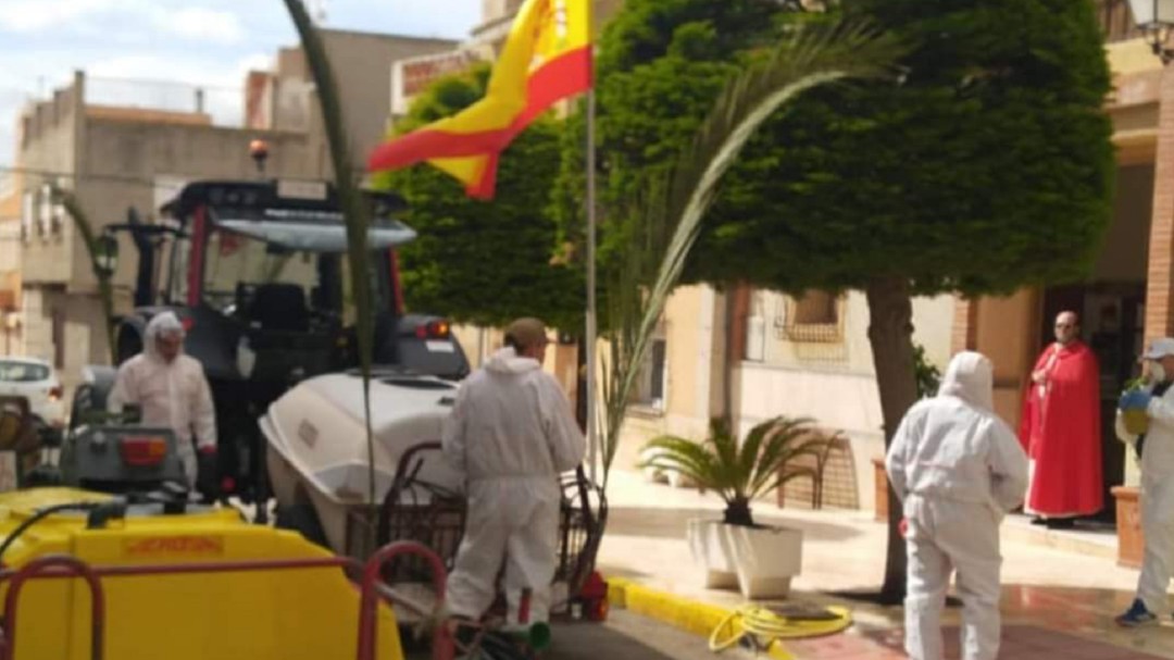 Fumigan con agua bendita en Barinas para luchar contra el coronavirus