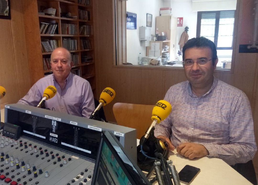 El acalde, Elías Arranz (i) y el líder de la oposición, Roberto Díez, en los estudios de la SER. El acalde, Elías Arranz (i) y el líder de la oposición, Roberto Díez, en los estudios de la SER.