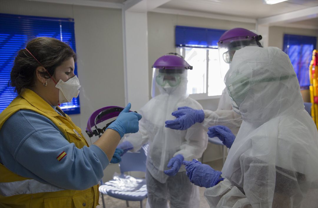 Profesionales sanitarios revisando las máscaras protectoras Profesionales sanitarios revisando las máscaras protectoras