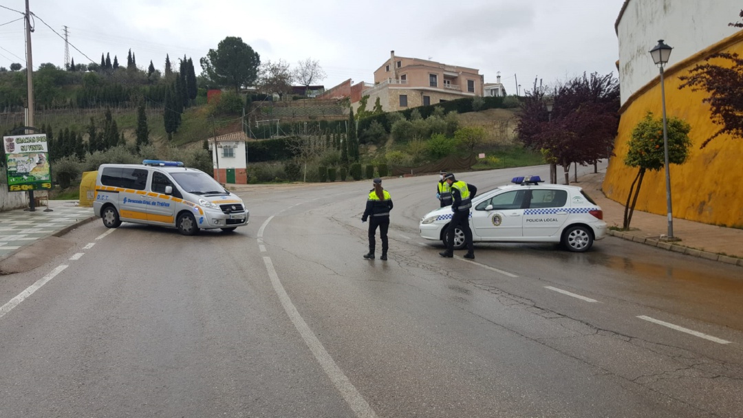 Agentes policiales en un control a la altura de la plaza de toros de Villanueva del Arzobispo, para controlar la entrada y salida de vehículos del casco urbano por la Avenida de la Fuensanta. Agentes policiales en un control a la altura de la plaza de toros de Villanueva del Arzobispo, para controlar la entrada y salida de vehículos del casco urbano por la Avenida de la Fuensanta.