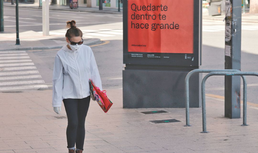 Una mujer camina con mascarilla por las calles desiertas de Jaén Una mujer camina con mascarilla por las calles desiertas de Jaén