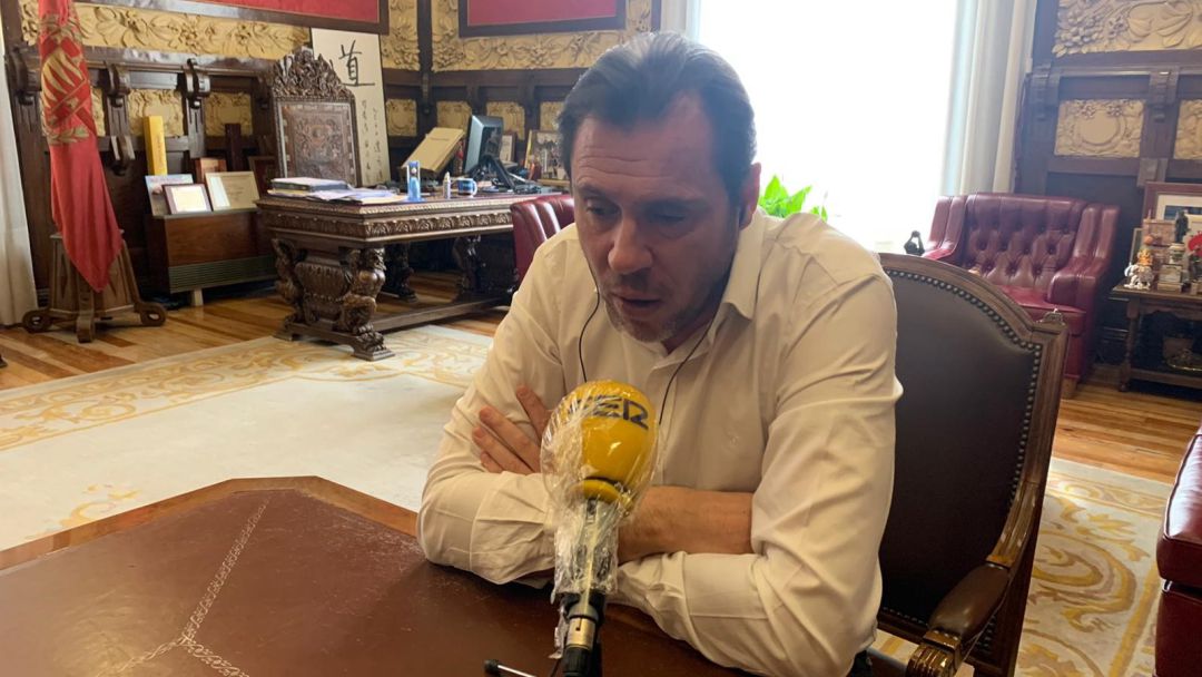 El alcalde de Valladolid, Óscar Puente, atiende a los oyentes desde su despacho El alcalde de Valladolid, Óscar Puente, atiende a los oyentes desde su despacho