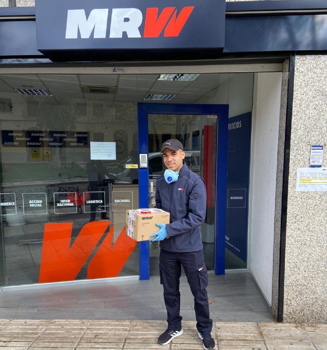 Un trabajador de MRW a las puertas de la sede en Puertollano Un trabajador de MRW a las puertas de la sede en Puertollano
