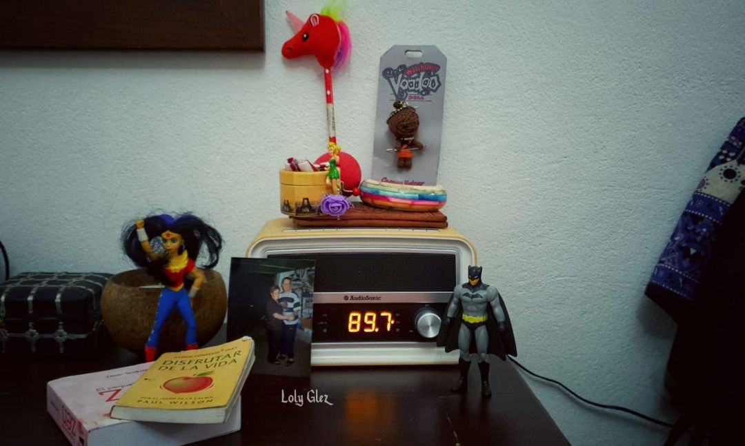 Loly González pasa el día en su habitación sola, con los muñecos de su nieta, los libros y la radio Loly González pasa el día en su habitación sola, con los muñecos de su nieta, los libros y la radio