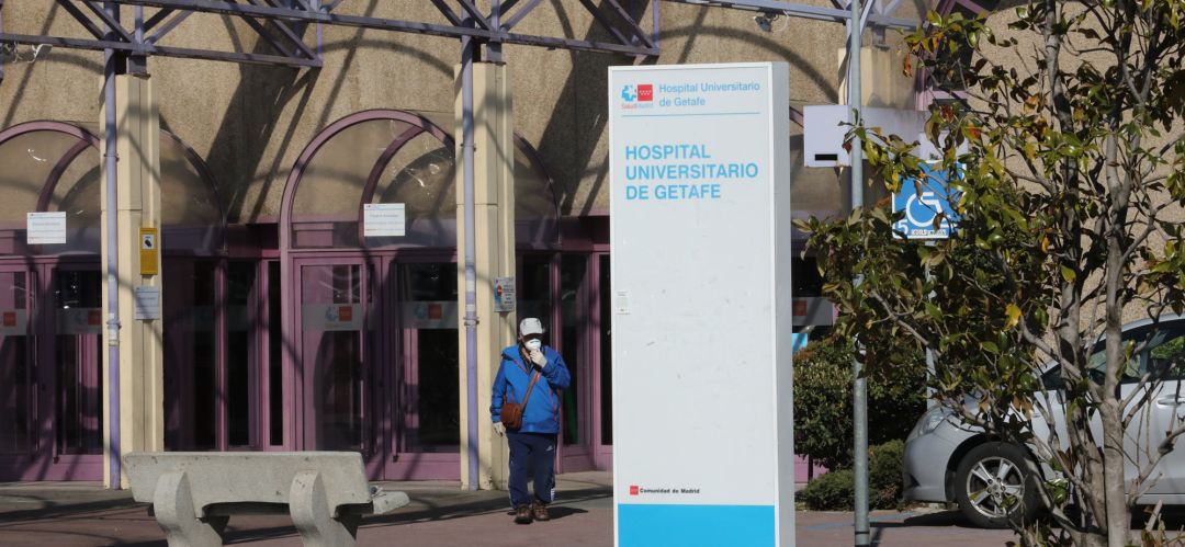 Un hombre pasea al lado de uno de los carteles indicativos del Hospital Universitario de Getafe Un hombre pasea al lado de uno de los carteles indicativos del Hospital Universitario de Getafe