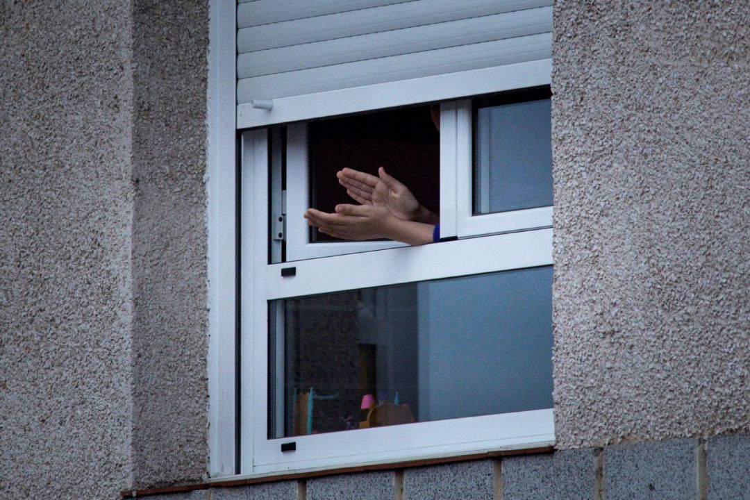 Varios vecinos de Ourense aplauden este lunes la labor de los trabajadores sanitarios durante la crisis del coronavirus. Varios vecinos de Ourense aplauden este lunes la labor de los trabajadores sanitarios durante la crisis del coronavirus.