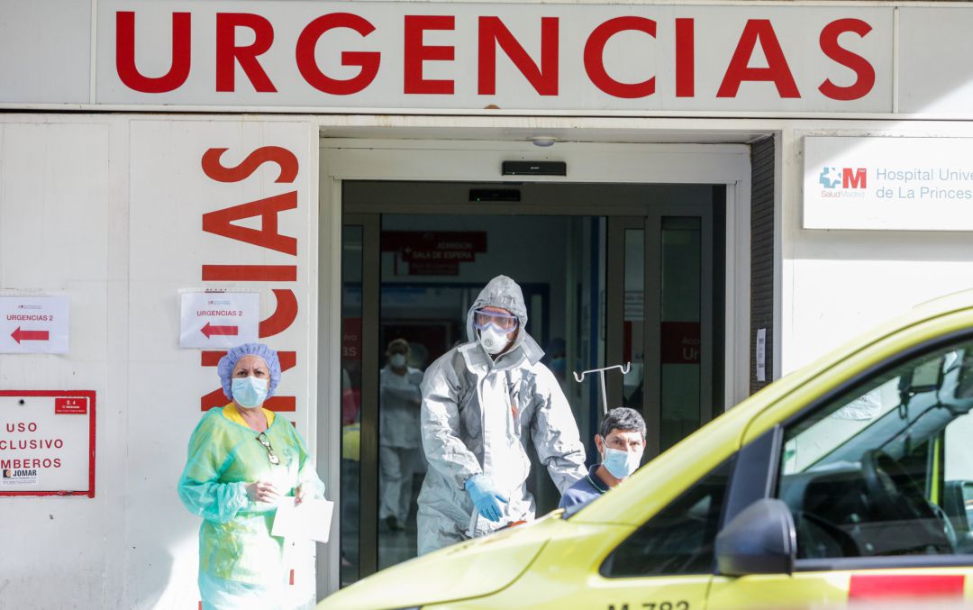 Una sanitaria participa en el traslado de enfermos leves de Covid-19 desde el Hospital de La Princesa al hospital de campaña en IFEMA. Una sanitaria participa en el traslado de enfermos leves de Covid-19 desde el Hospital de La Princesa al hospital de campaña en IFEMA.
