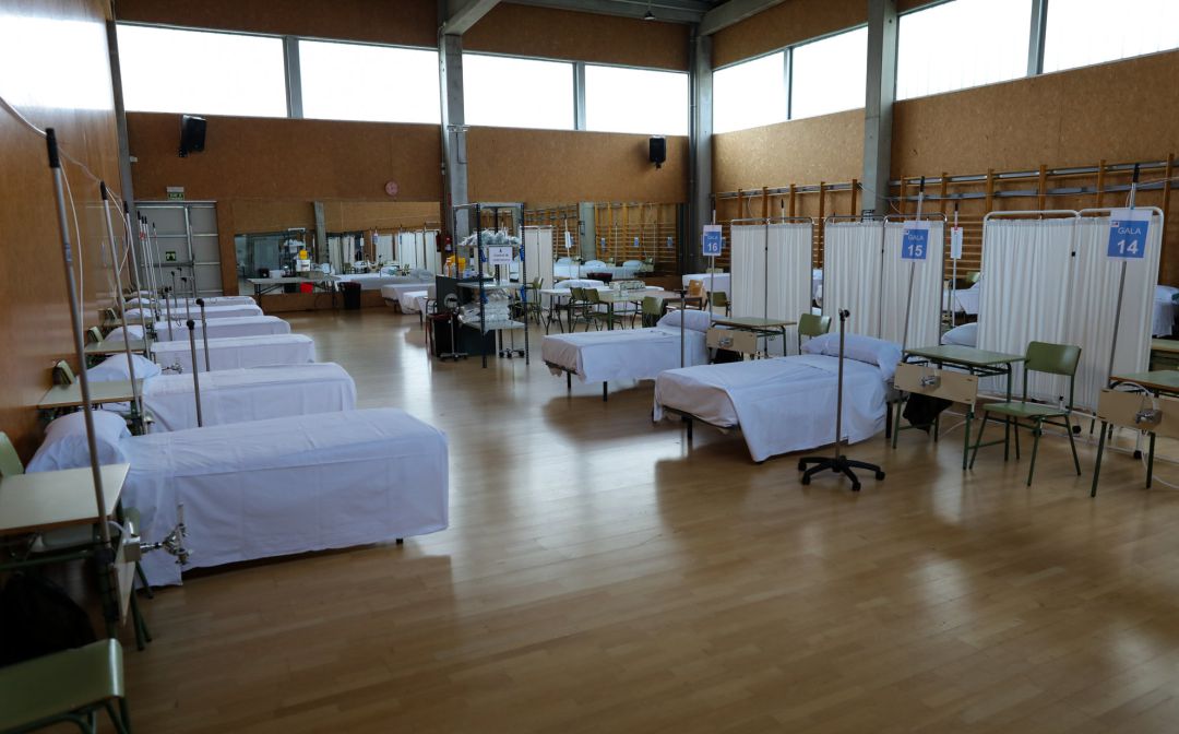 Camas habilitadas por los componentes del Batallón de Zapadores VI de Paracaidistas del Ejército de Tierra en las instalaciones deportivas del Campus Científico Tecnológico de la Universidad de Alcalá de Henares (UAH) como hospital de campaña frente al coronavirus. Camas habilitadas por los componentes del Batallón de Zapadores VI de Paracaidistas del Ejército de Tierra en las instalaciones deportivas del Campus Científico Tecnológico de la Universidad de Alcalá de Henares (UAH) como hospital de campaña frente al coronavirus.