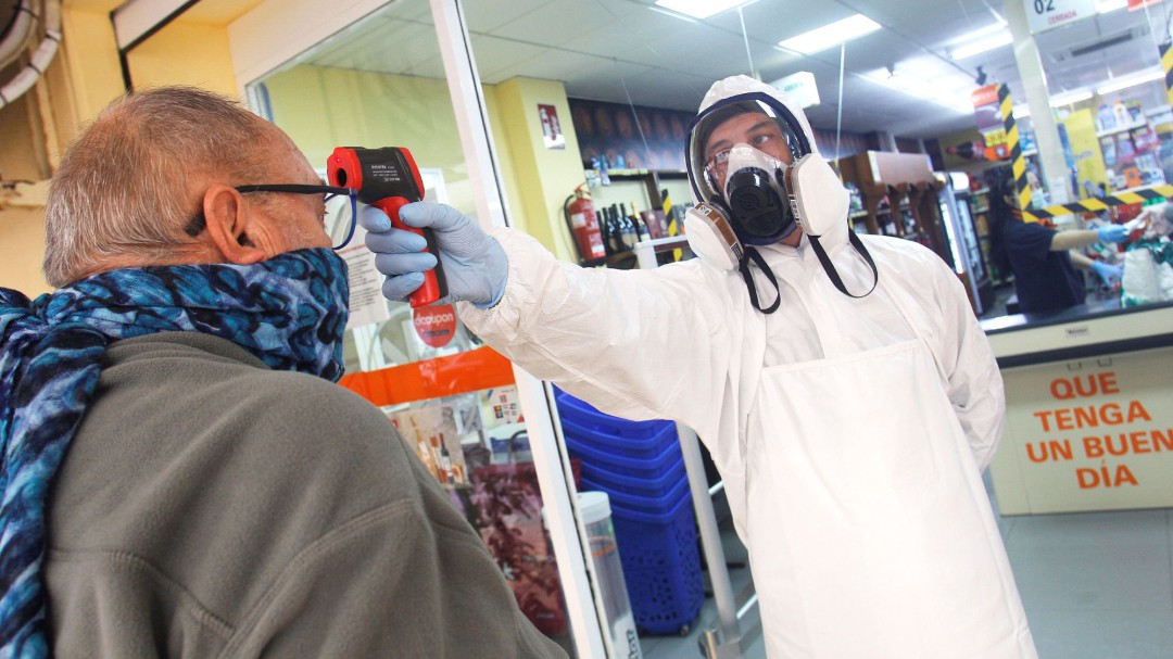 El coronavirus dura entre 1 y 2 días en la madera, ropa o vidrio y hasta 4 días en plástico y billetes