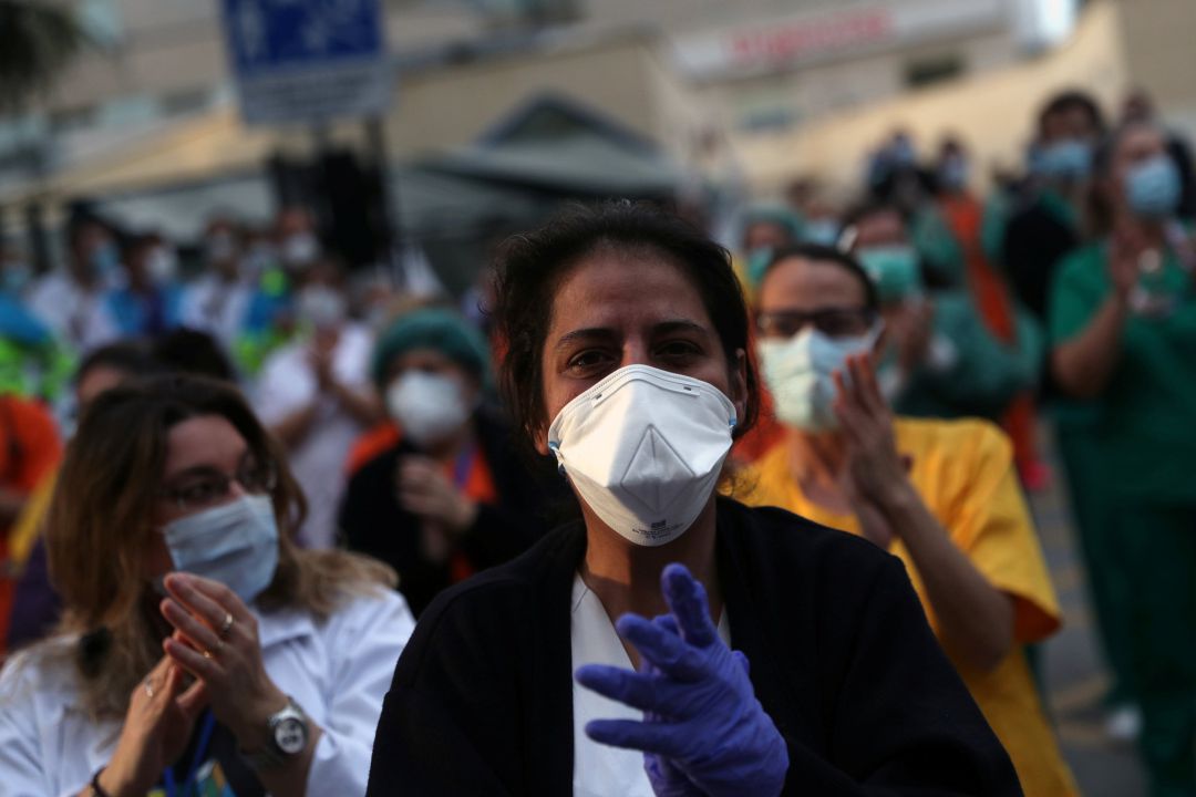 Personal del Gregorio Marañón de Madrid durante el aplauso a los sanitarios Personal del Gregorio Marañón de Madrid durante el aplauso a los sanitarios