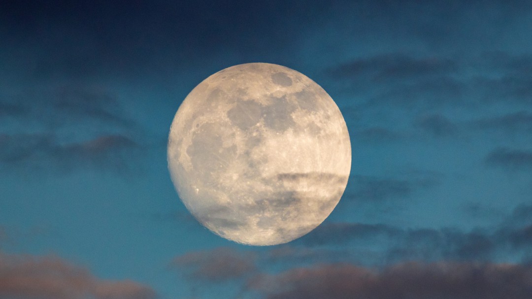 Consejos para disfrutar de la superluna rosa, la más brillante del año