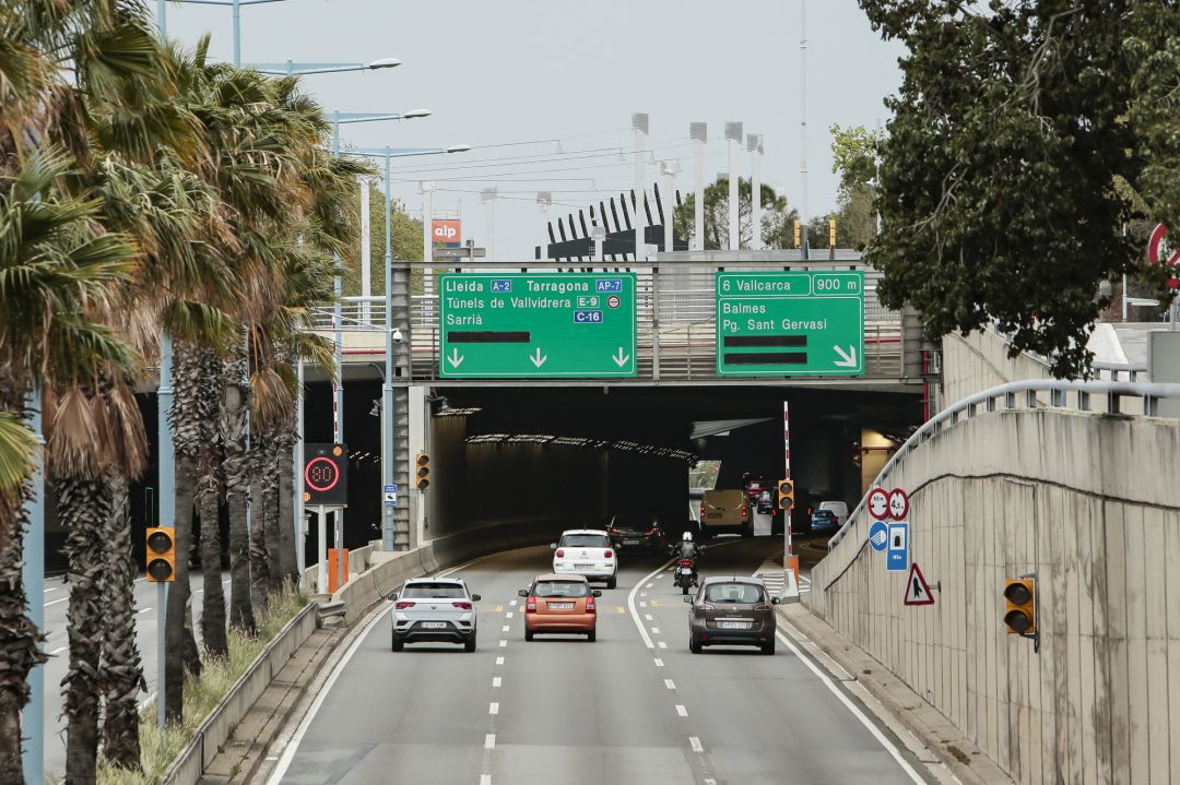 Vehículos en una carretera de Barcelona Vehículos en una carretera de Barcelona