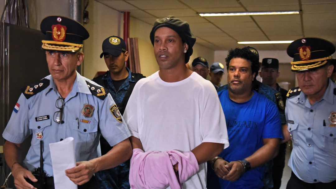 Ronaldinho sale de la cárcel y pasará a estar bajo arresto domiciliario en un hotel de Asunción