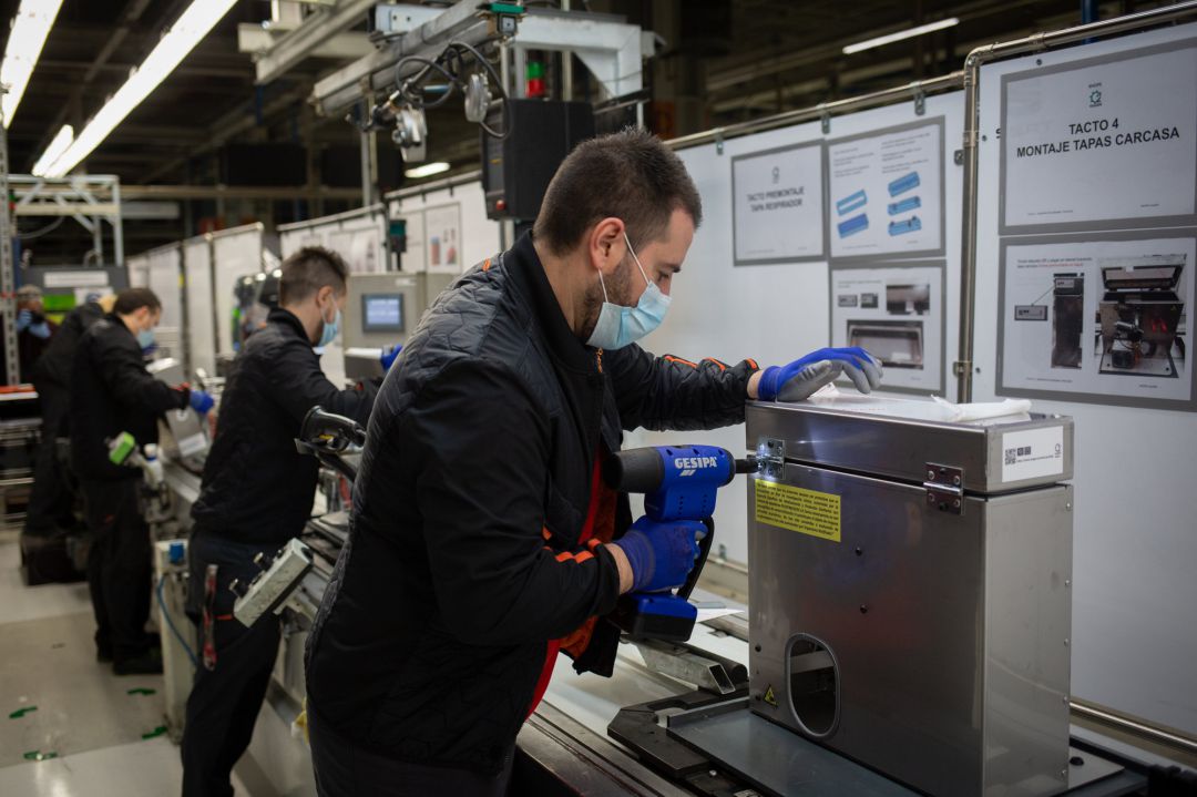 Operarios trabajan en la cadena de producción y montaje del proyecto de respiradores de SEAT en Martorell Operarios trabajan en la cadena de producción y montaje del proyecto de respiradores de SEAT en Martorell