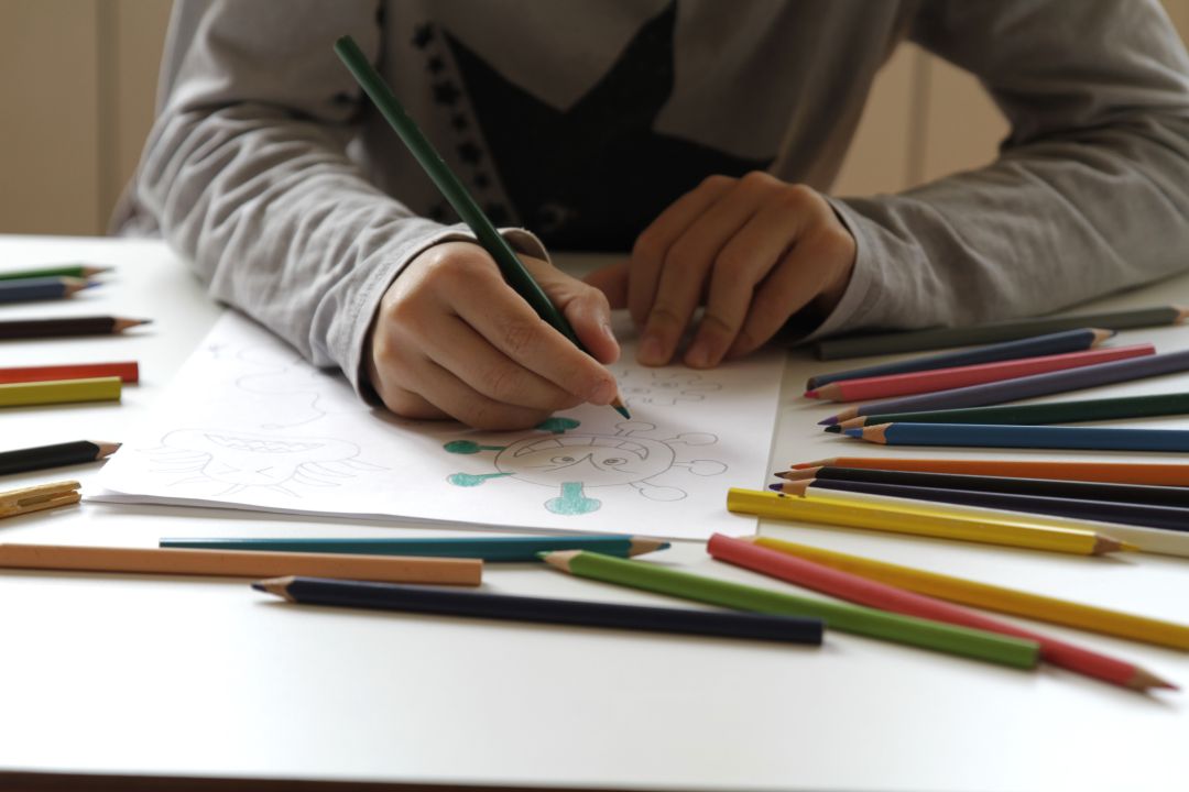 Un niño hace un dibujo del coronavirus Un niño hace un dibujo del coronavirus
