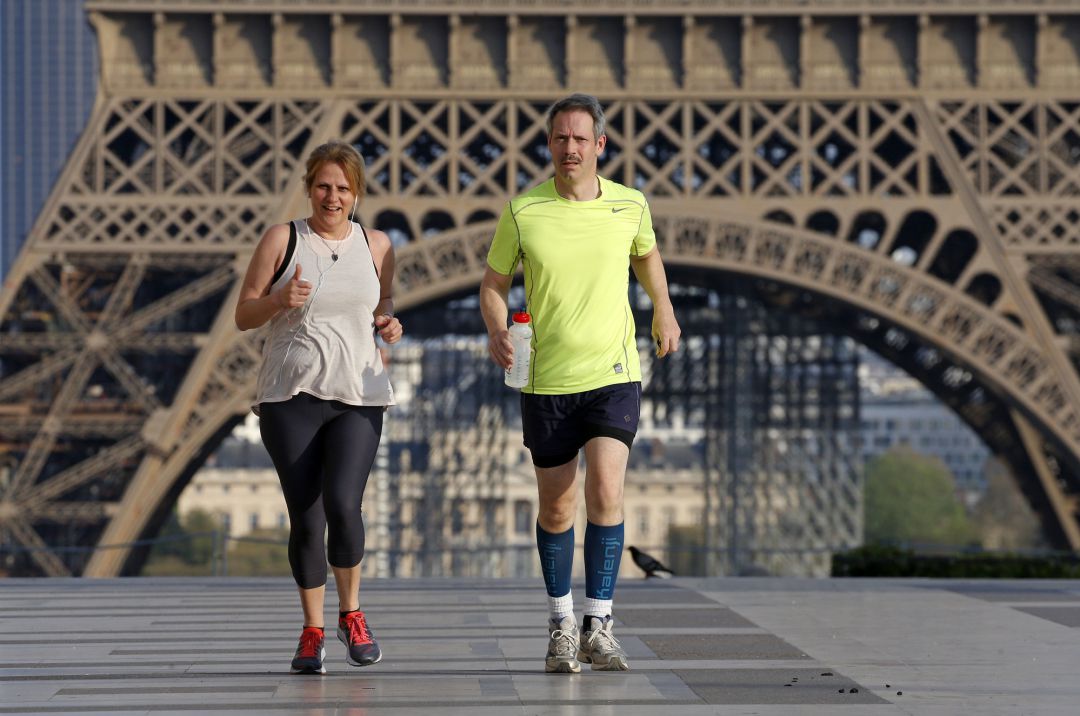 Personas haciendo deporte en los aledaños de la Torre Eiffel Personas haciendo deporte en los aledaños de la Torre Eiffel