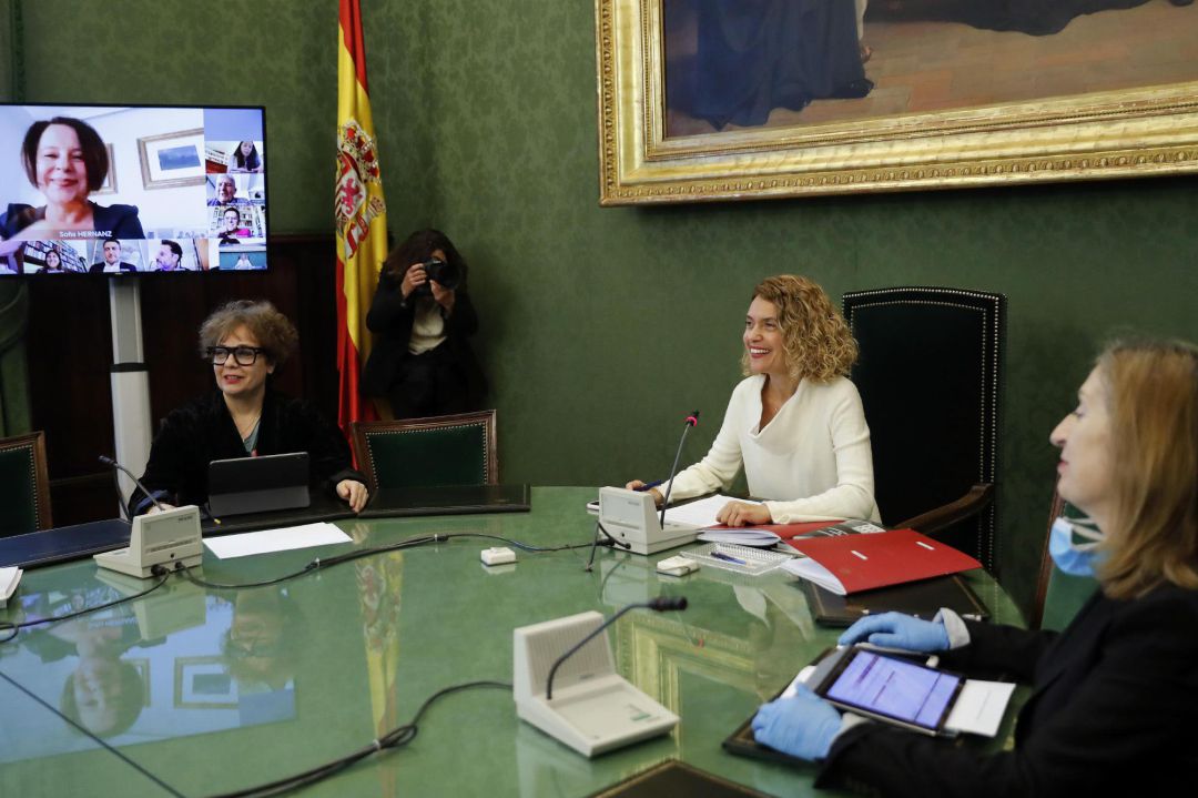 La presidenta de la cámara baja, Meritxell Batet (c) y la vicepresidenta tercera, Maria Gloria Elizo (i) este martes durante la reunión de la Junta de Portavoces La presidenta de la cámara baja, Meritxell Batet (c) y la vicepresidenta tercera, Maria Gloria Elizo (i) este martes durante la reunión de la Junta de Portavoces