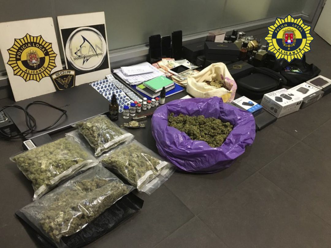 Droga y otros efectos intervenidos por la Policía Local a los detenidos Droga y otros efectos intervenidos por la Policía Local a los detenidos