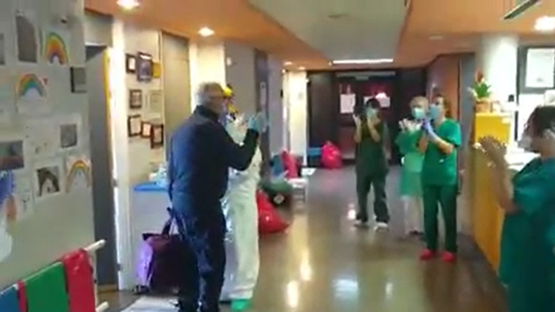El emotivo adiós a un paciente del Hospital del Bierzo: 'No tengo palabras'