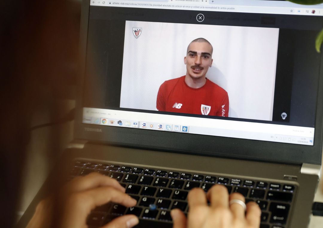 El jugador del Athletic Club Iñigo Córdoba, este martes en rueda de prensa virtual #desdecasa, donde se encuentra confinado con motivo de la pandemia de coronavirus COVID-19, en la ha contestado a preguntas de periodistas y aficionados. EFE LUIS TEJIDO. El jugador del Athletic Club Iñigo Córdoba, este martes en rueda de prensa virtual #desdecasa, donde se encuentra confinado con motivo de la pandemia de coronavirus COVID-19, en la ha contestado a preguntas de periodistas y aficionados. EFE LUIS TEJIDO.