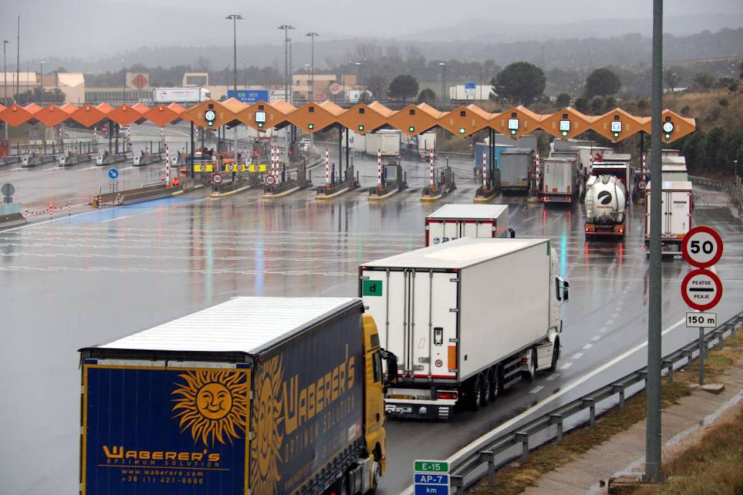 Camions començant a circular per l'autopista AP-7 en direcció sud a l'alçada de la Jonquera Camions començant a circular per l'autopista AP-7 en direcció sud a l'alçada de la Jonquera