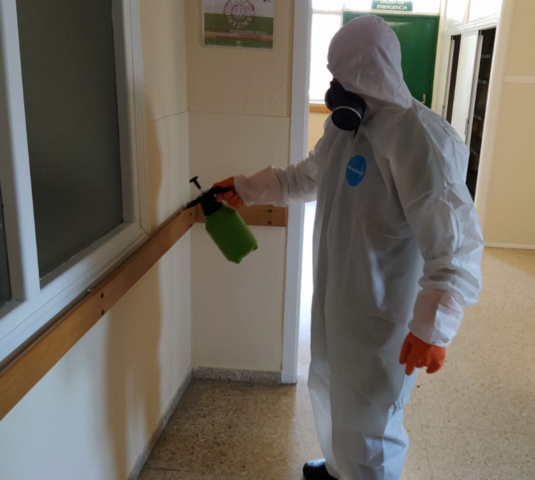 Militares participan en la labores de desinfección de las dependencias del viejo hospital Clínico de Granada, reabierto para atender a pacientes con coronavirus Militares participan en la labores de desinfección de las dependencias del viejo hospital Clínico de Granada, reabierto para atender a pacientes con coronavirus