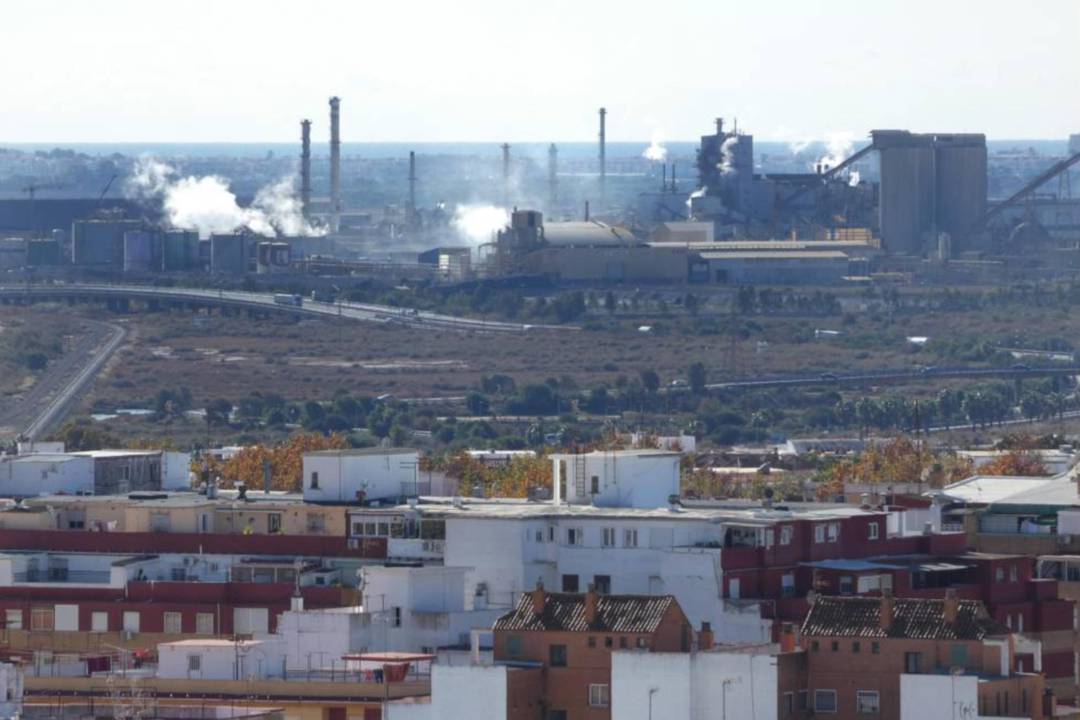 Panorámica de la ciudad de Huelva con la zona industrial al fondo Panorámica de la ciudad de Huelva con la zona industrial al fondo