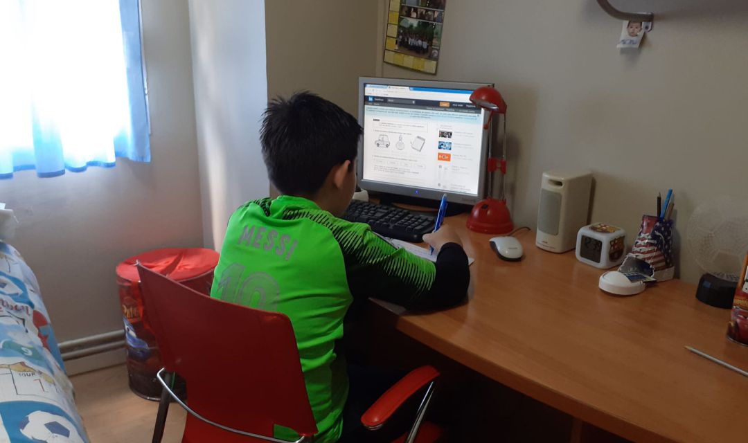 Estudiante on line durante el confinamiento por el Covid 19 Estudiante on line durante el confinamiento por el Covid 19