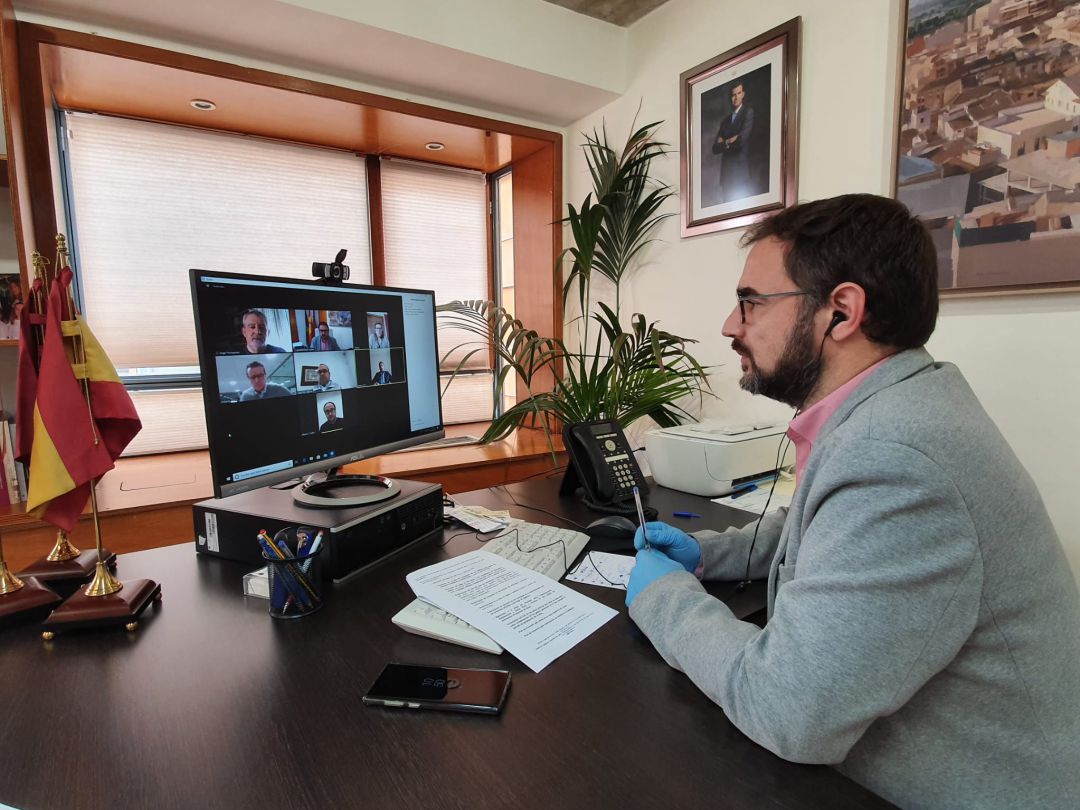 El alcalde durante la videoconferencia con agentes sociales y económicos El alcalde durante la videoconferencia con agentes sociales y económicos