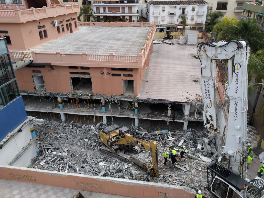 Varias máquinas proceden al derribo del mercado municipal de abastos de Almuñécar Varias máquinas proceden al derribo del mercado municipal de abastos de Almuñécar