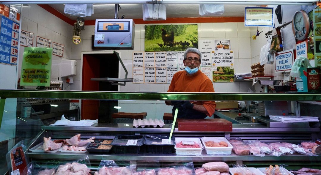 Vista de la carnicería en un puesto de mercado Vista de la carnicería en un puesto de mercado