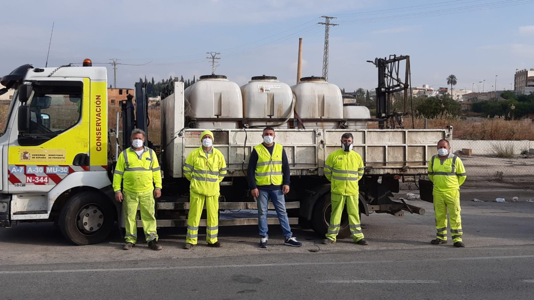 La UME trabaja en la desinfección de catorce residencias de mayores de la ciudad de Murcia