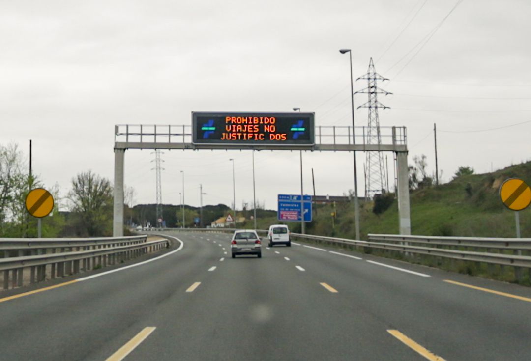 Cartel luminoso en una carretera de Madrid en el que se lee 'Prohibido viajes no justificados', durante el sexto día de confinamiento desde que el Gobierno decretó el Estado de Alarma Cartel luminoso en una carretera de Madrid en el que se lee 'Prohibido viajes no justificados', durante el sexto día de confinamiento desde que el Gobierno decretó el Estado de Alarma
