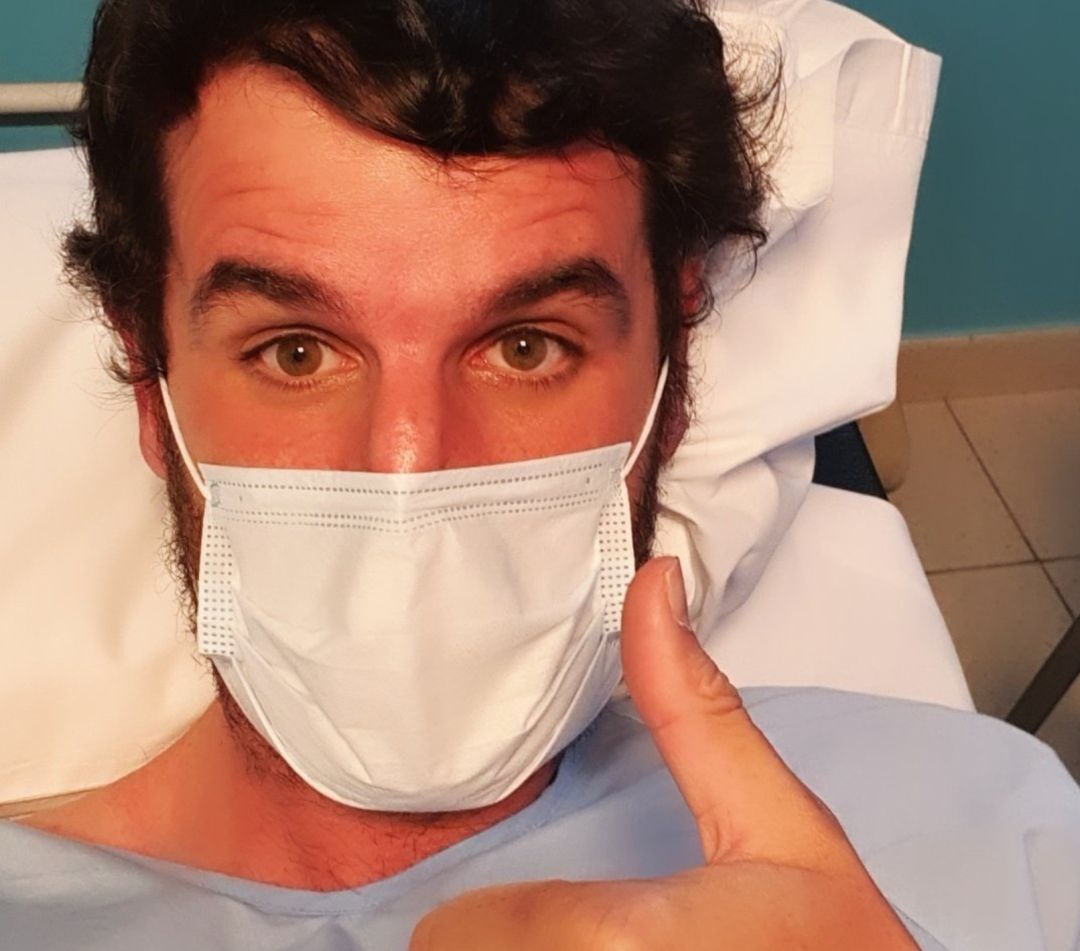 Asier de la Iglesia, en la imagen que el jugador ha difundido en redes sociales para anunciar que ha sido hospitalizado por coronavirus. Asier de la Iglesia, en la imagen que el jugador ha difundido en redes sociales para anunciar que ha sido hospitalizado por coronavirus.