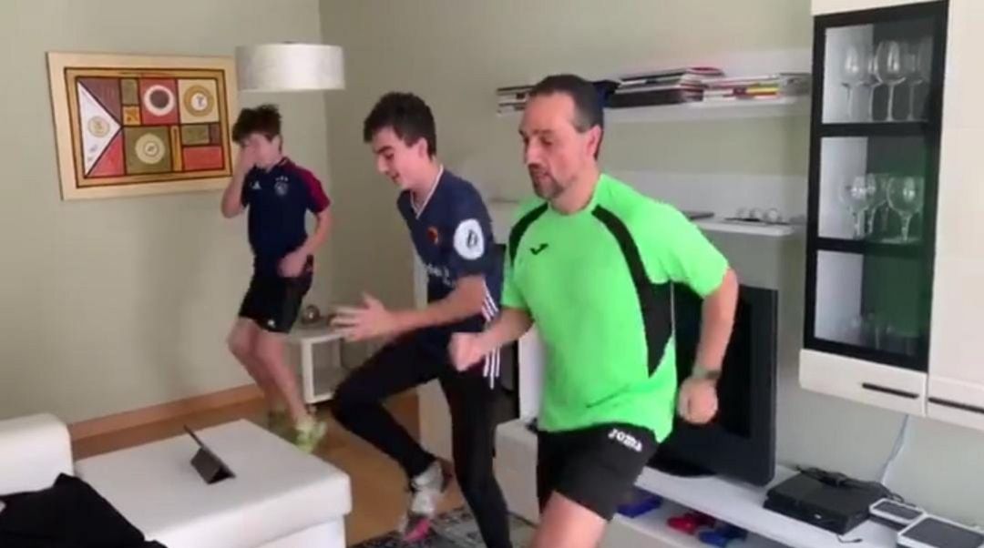 José Luis Oltra se ejercita en su casa junto a sus hijos José Luis Oltra se ejercita en su casa junto a sus hijos