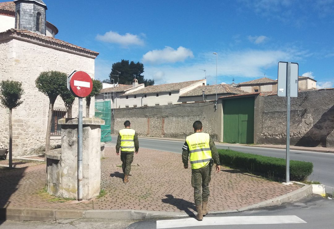 Un grupo de militares de la base vallisoletana de Cabezón de Pisuerga realiza labores de vigilancia por las calles de Cuéllar Un grupo de militares de la base vallisoletana de Cabezón de Pisuerga realiza labores de vigilancia por las calles de Cuéllar