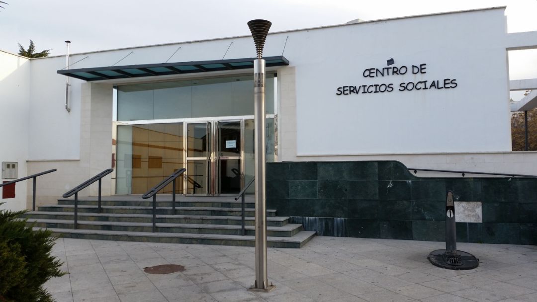 El ayuntamiento quiere que al menos un profesional de los Servicios Sociales, acompañe a los voluntarios que visitan a las personas que solicitan ayuda a domicilio, para así evaluar mejor la situación real de cada familia o persona que viva sola. El ayuntamiento quiere que al menos un profesional de los Servicios Sociales, acompañe a los voluntarios que visitan a las personas que solicitan ayuda a domicilio, para así evaluar mejor la situación real de cada familia o persona que viva sola.