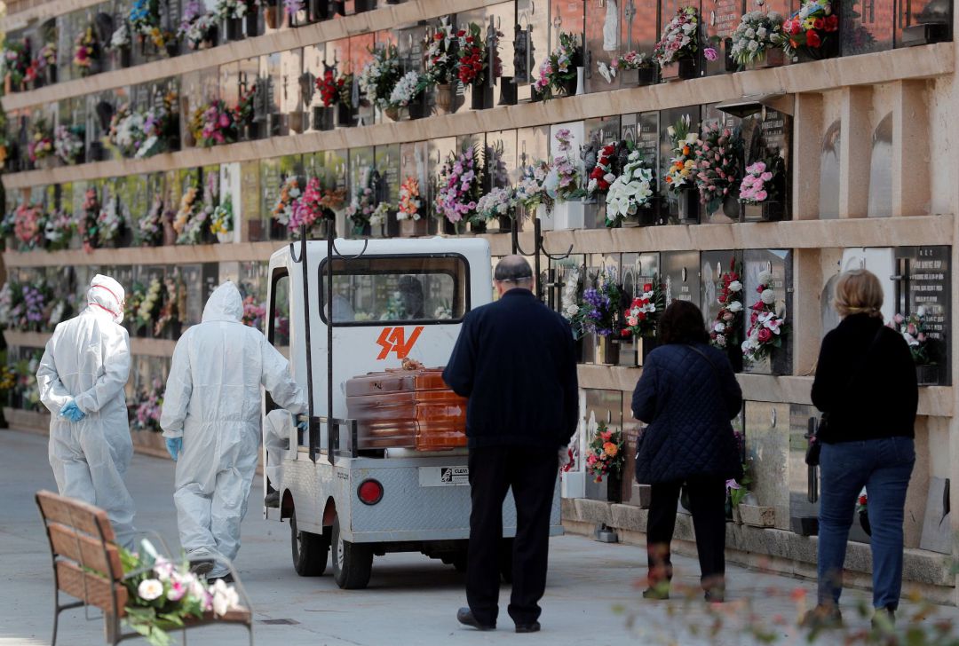Vista general de un entierro este martes en el cementerio del Cabañal al que han podido asistir tres familiares, el máximo autorizado en las comitivas a los cementerios para enterramiento o despedida de cremación a causa del estado de alarma decretado por el Gobierno por la pandemia del coronavirus. Vista general de un entierro este martes en el cementerio del Cabañal al que han podido asistir tres familiares, el máximo autorizado en las comitivas a los cementerios para enterramiento o despedida de cremación a causa del estado de alarma decretado por el Gobierno por la pandemia del coronavirus.